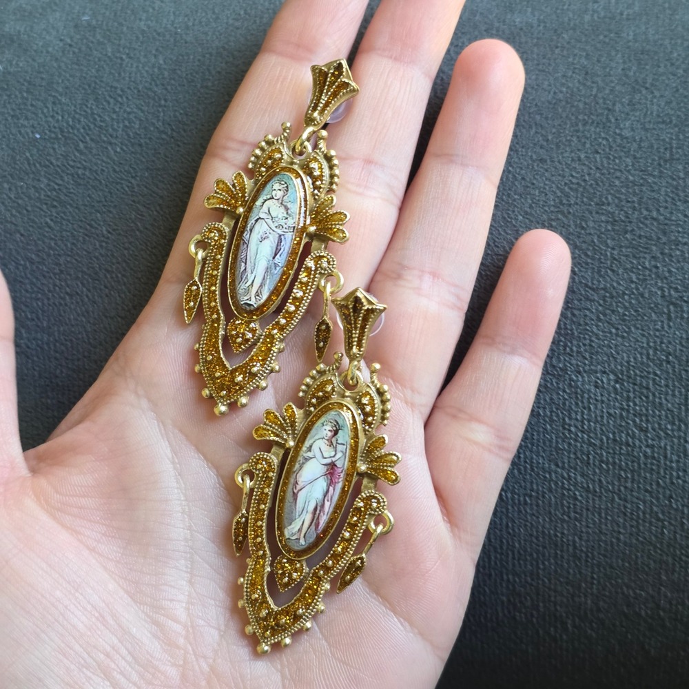 Rare vtg Heidi Daus K9 victorian style Portrait Cameo etruscan grecian Earrings